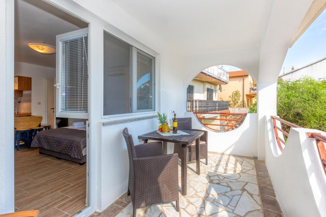 Apartmani Luky Karlobag Exterior foto