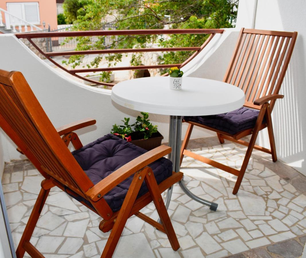 Apartmani Luky Karlobag Exterior foto