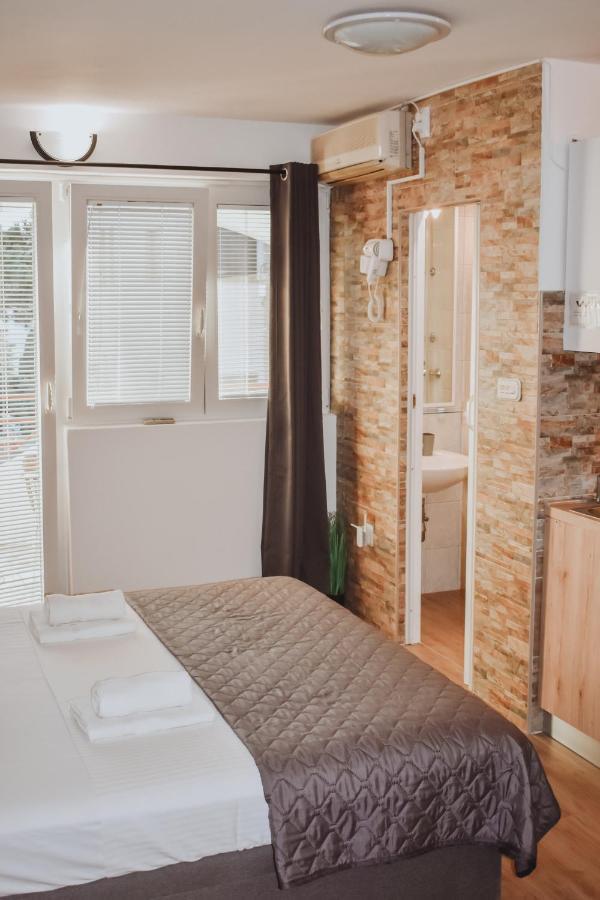 Apartmani Luky Karlobag Exterior foto
