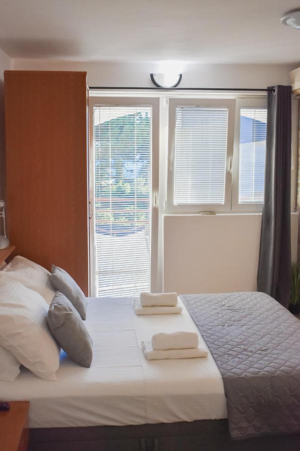 Apartmani Luky Karlobag Exterior foto